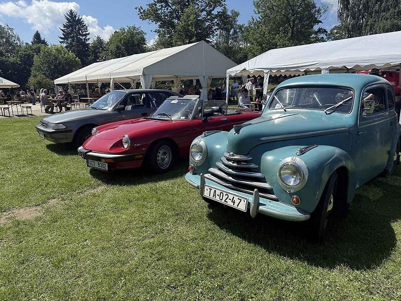 Návštěvníci akce mohli obdivovat kolem 140 historických automobilů, motorek i traktorů.