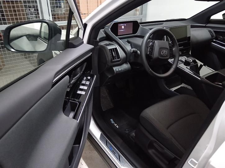 Toyota bZ4X (2024) v záruce 71,4KWh - fotka 13 z 23