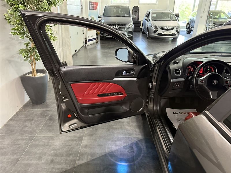 Alfa Romeo 159 2,4   JTDm V5 147 kW BOSE TOP - fotka 6 z 40