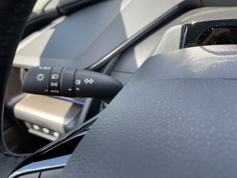 Toyota Prius 2.0 Plug-in Hybrid Prestige - fotka 24 z 30