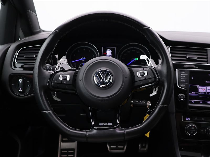 Volkswagen Golf 2,0 TSI R 221kW 4Motion DSG - fotka 19 z 35