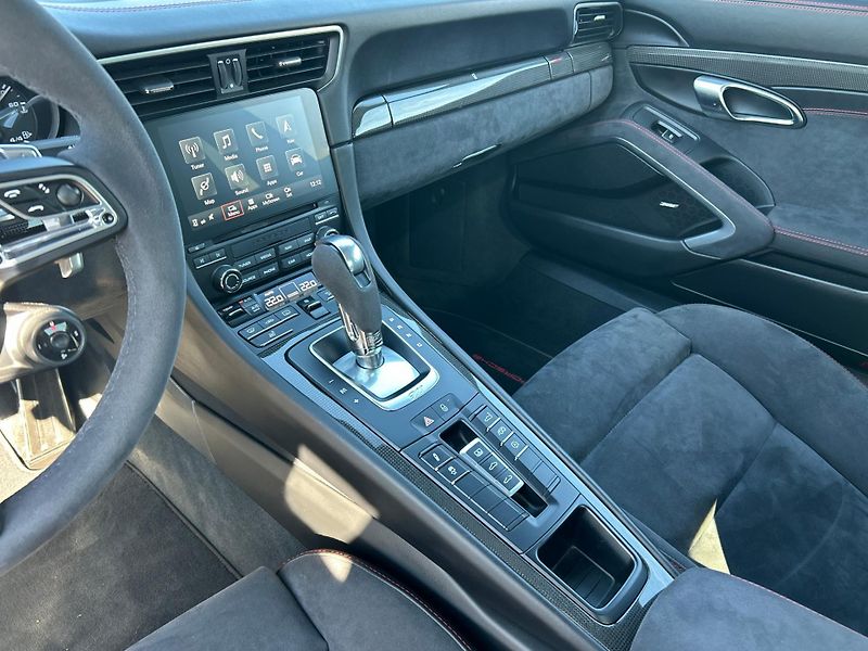 Porsche 911 Carrera 4 GTS Coupe - fotka 20 z 29