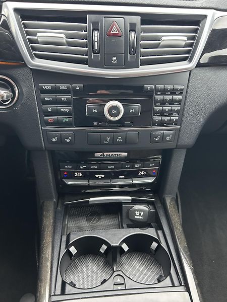 Mercedes-Benz Třídy E E350 CDI BlueEFFICIENCY 4Matic - fotka 27 z 45