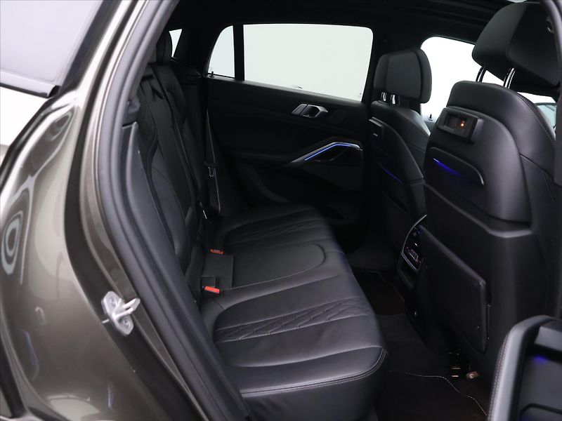 BMW X6 3,0 294kW M50d M-Paket DPH - fotka 13 z 30