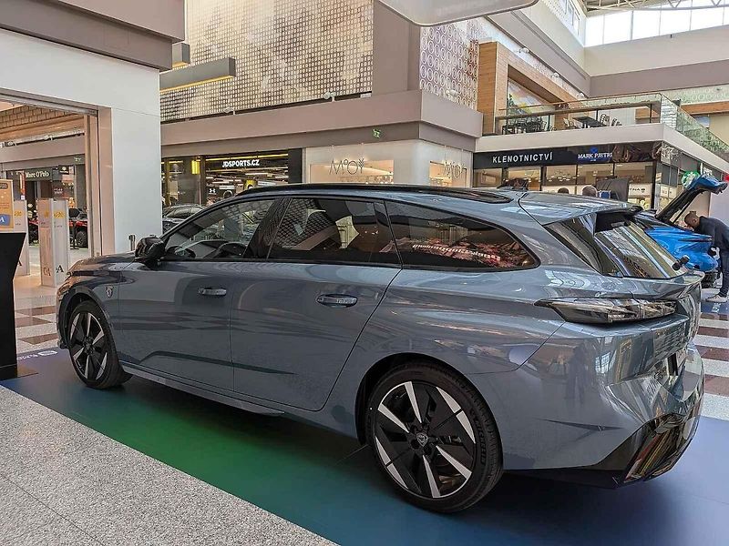 Lidé poprvé v Česku uvidí nové modely vozů Alpine A390 a Mitsubishi Eclipse Cross v brněnské Olympii. Výstava potrvá do konce května a její součástí budou i testovací jízdy.