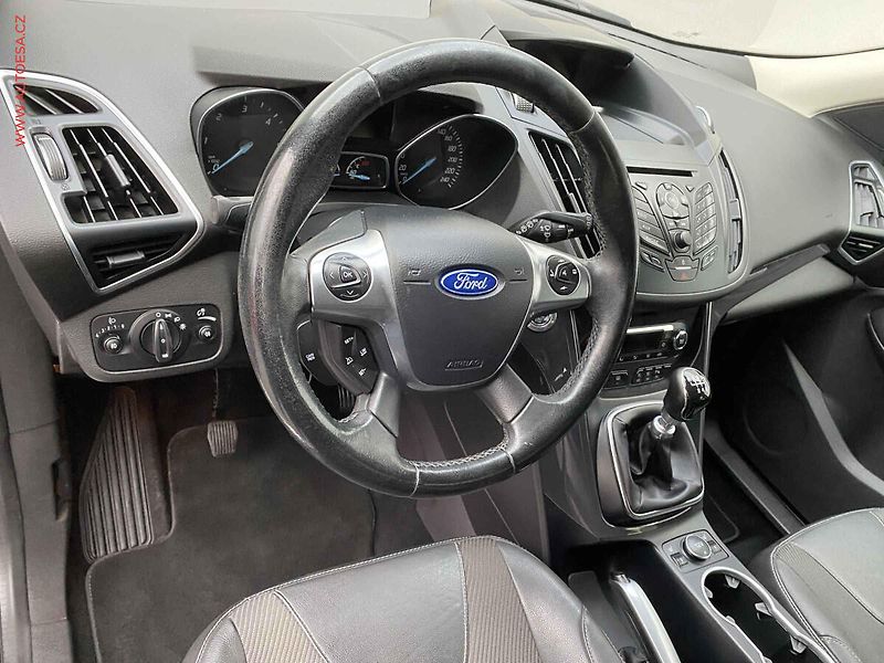 Ford Kuga (2015) 2.0TDCi 4x4, Titanium, navi - fotka 12 z 18