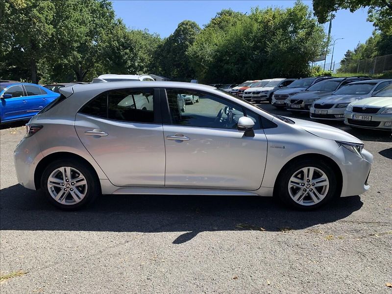 Toyota Corolla 1,8 HYBRID,ČR,SERVISKA - fotka 4 z 23