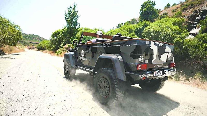 Mercedes-Benz G500 4×42 Cabriolet.