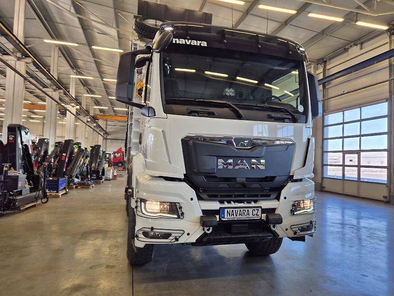 MAN TGS 33.520 6x6 SKLOPKA A RUKA  - fotka 3 z 22