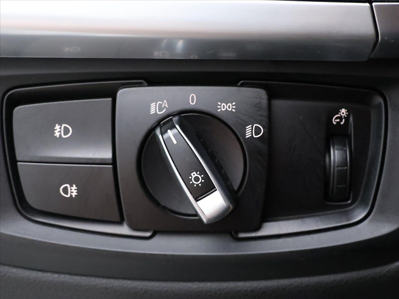 BMW X5 3,0 30d 190 kW CZ DPH xDrive - fotka 17 z 41