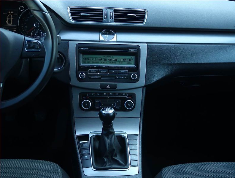 Volkswagen Passat (2011) 1.4 TSI, Serv.kniha - fotka 12 z 16