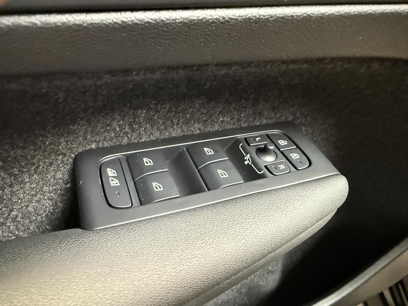 Volvo XC40 B3 Plus Dark DCT - fotka 11 z 17
