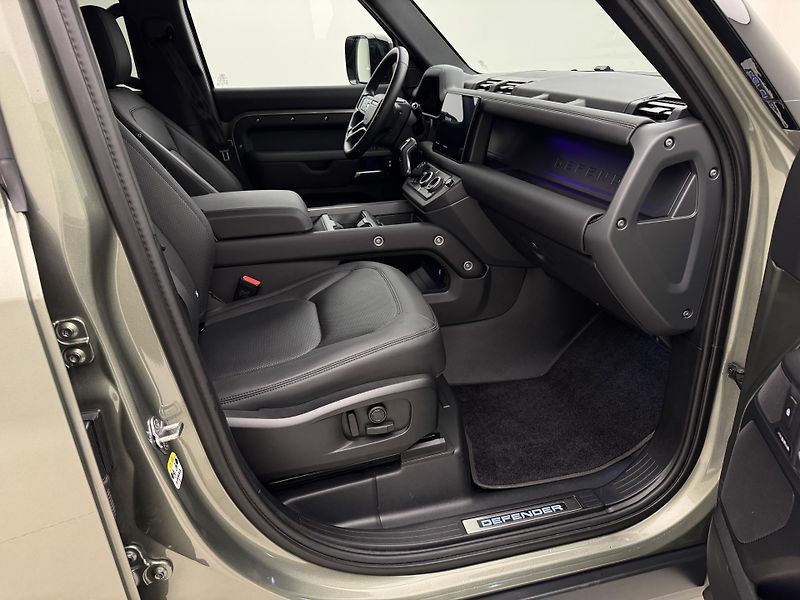 Land Rover Defender 110 D300 X-DYNAMIC SE - fotka 23 z 47
