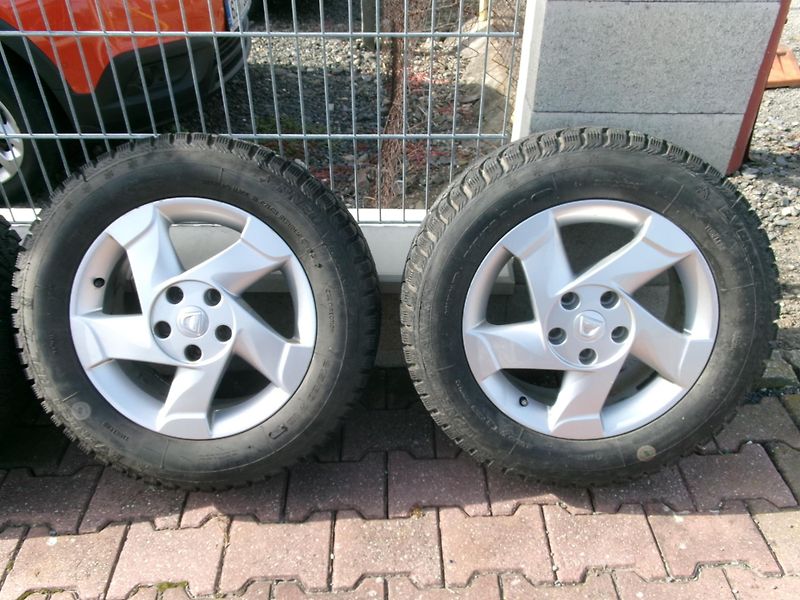 Dacia Duster 1,6 16V KLIMA 4X4 PRESTIGE  - fotka 12 z 28
