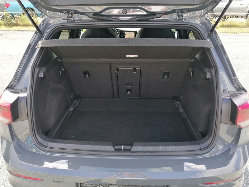 Volkswagen Golf (2022) 1.5 TSi R-LINE IQ-Drive - fotka 25 z 29
