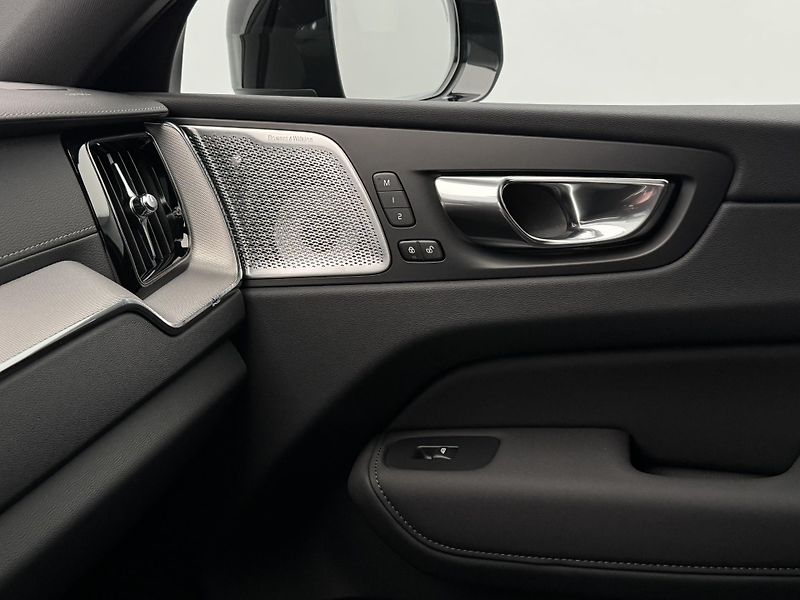 Volvo XC60 (2025) T8 AWD AUT ULTRA BLACK EDITON - fotka 19 z 23