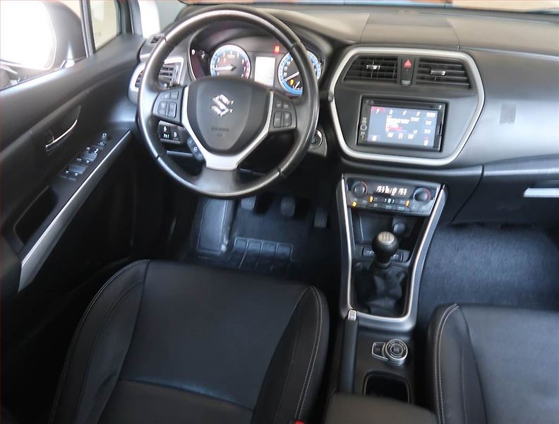 Suzuki SX4 S-Cross (2014) Elegance 1.6 VVT AllGrip, 4X4 - fotka 7 z 13