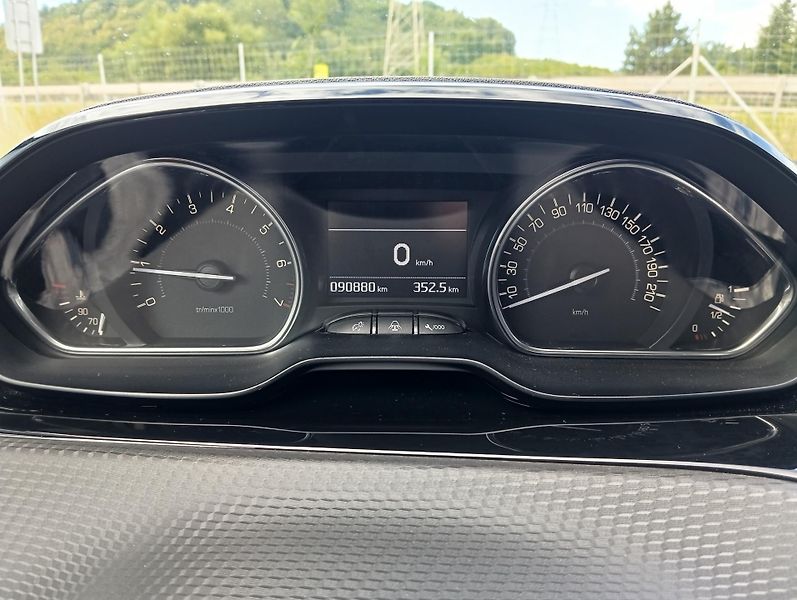 Peugeot 2008 (2018) ALLURE 130k MAN6 - fotka 13 z 27