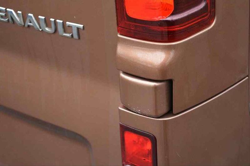 Renault Trafic (2017) PASSENGER 125 DCI ENERGY - fotka 16 z 34