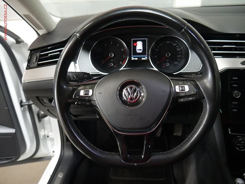 Volkswagen Passat (2018) 1.8 TSi, ČR, Comfortline - fotka 12 z 18