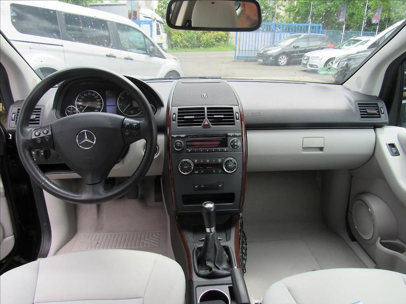 Mercedes-Benz Třídy A 1,5 A150 Elegance 70KW - fotka 11 z 26