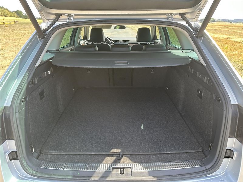Škoda Superb 2,0 TDI 140kW DSG Scout 4x4 CZ - fotka 10 z 39