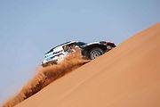 Účastníci Rallye Dakar zdolávají obrovské duny