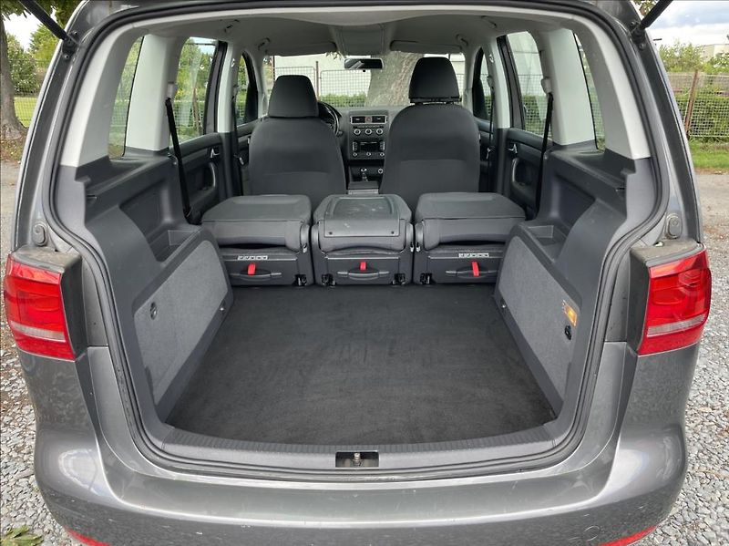 Volkswagen Touran 1,6 TDi  Navigace,Climatronic - fotka 37 z 49