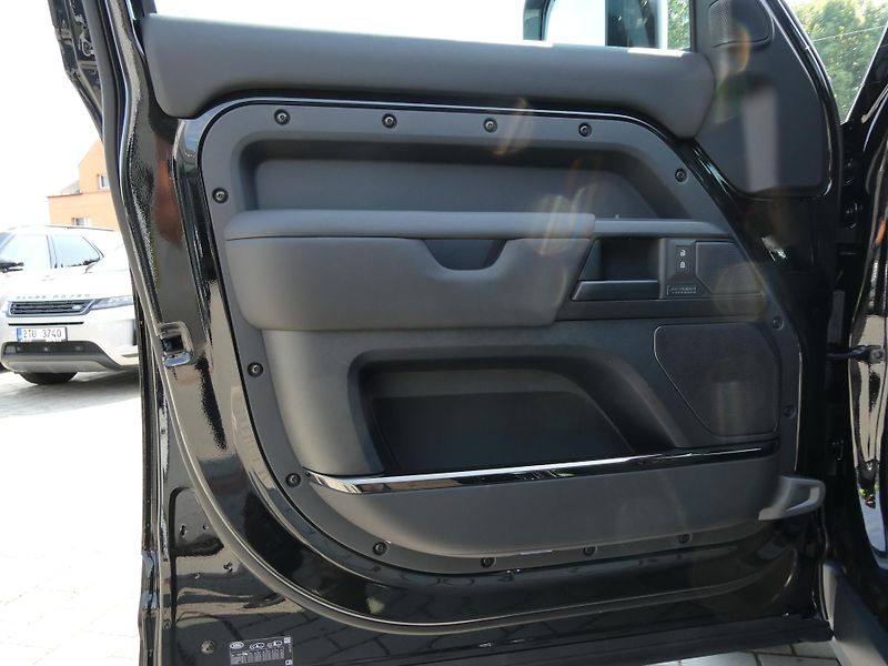Land Rover Defender 110 4,4 OCTA P635 - fotka 14 z 44
