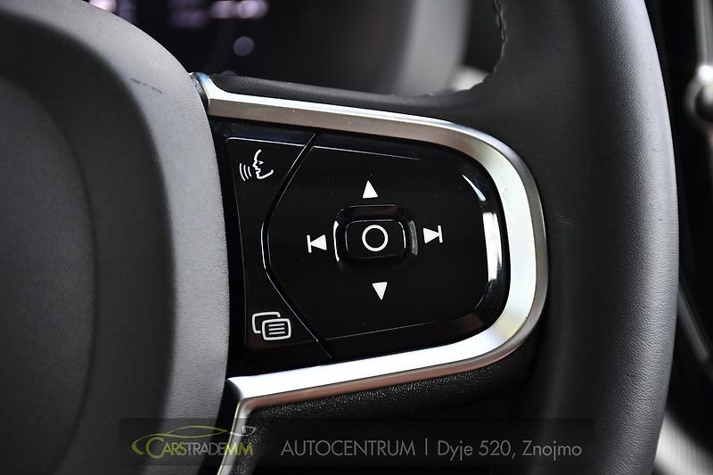 Volvo XC60 2.0T8 R-Desing RECHARGE - fotka 30 z 54