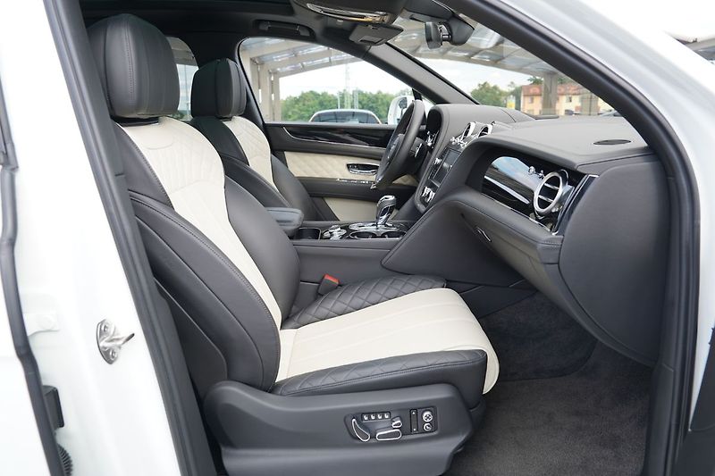 Bentley Bentayga 4.0i V8, Mulliner, ČR, DPH - fotka 33 z 51