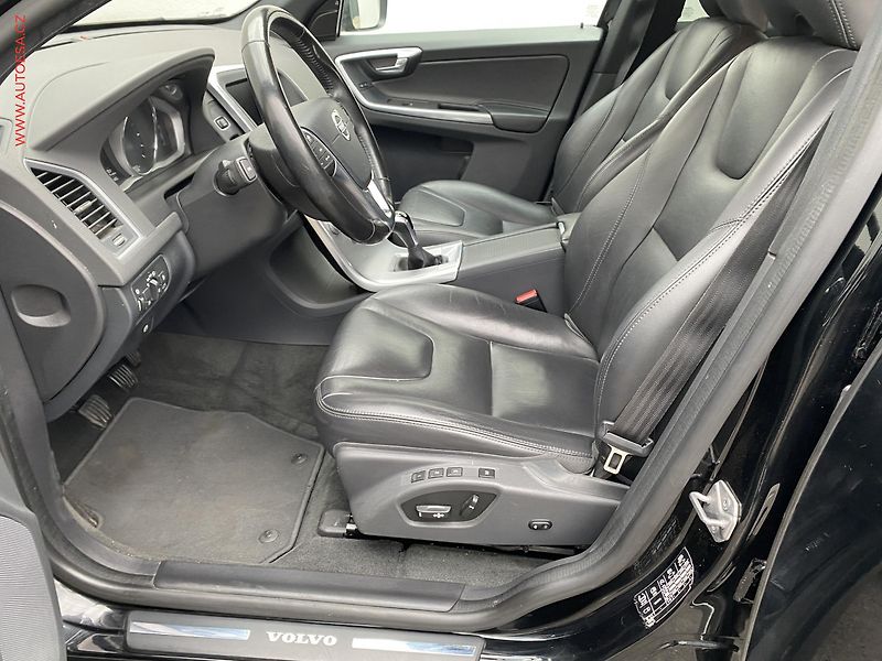 Volvo XC60 (2017) 2.0D, Summum, bixen, kůže - fotka 9 z 19