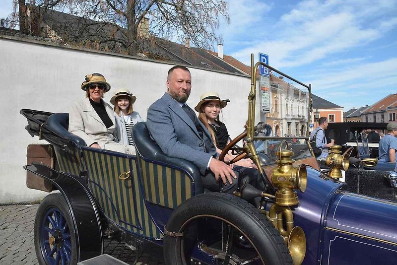 Stovka nablýskaných motocyklů a automobilů předválečné a meziválečné éry vyrazila v neděli z Horního náměstí v Přerově na spanilou jízdu regionem. Nejstarší účastnicí byla osmaosmdesátiletá Libuše Šulcová, která na trasu vyrazila na motocyklu BSA 770 se s