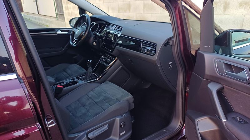 Volkswagen Touran 2.0 TDI 110kW HIGHLINE - fotka 11 z 50