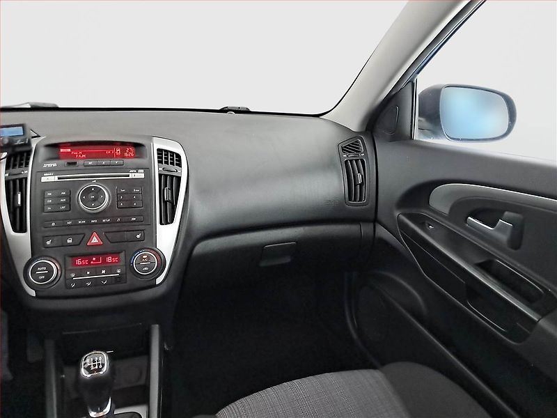 Kia Ceed (2011) 1.6 CVVT, po STK, jezdí dobře - fotka 8 z 19
