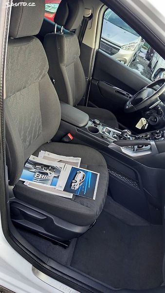 Peugeot 3008 (2012) - fotka 14 z 32