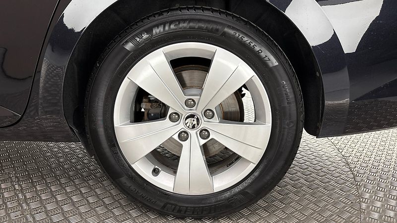 Škoda Superb 2.0 TDI Ambition Combi - fotka 19 z 29