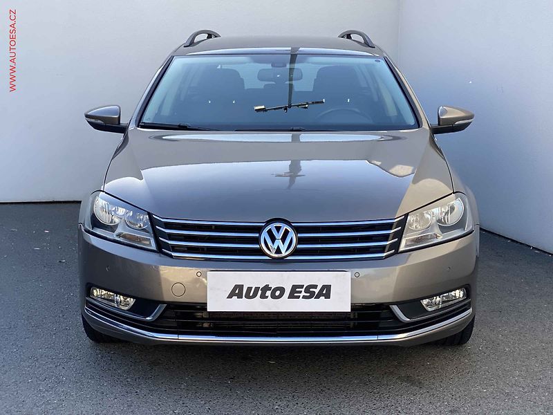 Volkswagen Passat (2011) 2.0TDi, 1.maj, Navi, park - fotka 2 z 21