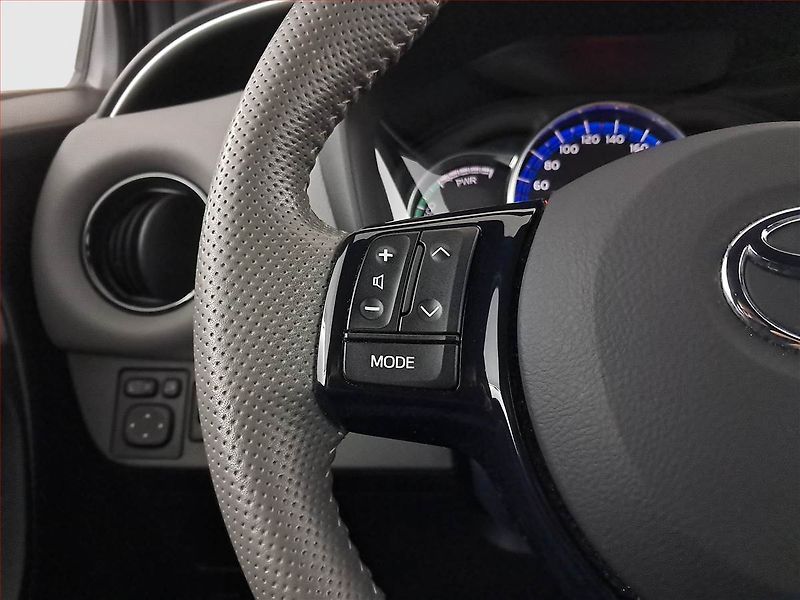 Toyota Yaris (2016) 1.5 Hybrid, Automat, ČR,1.maj - fotka 16 z 20