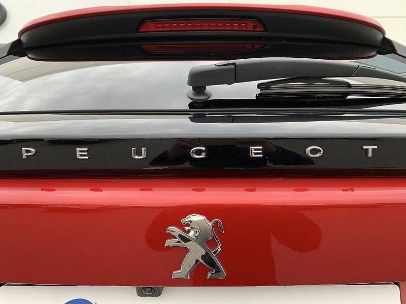 Peugeot 2008 ALLURE 1.2 PureTech 74kW MAN6 - fotka 27 z 33