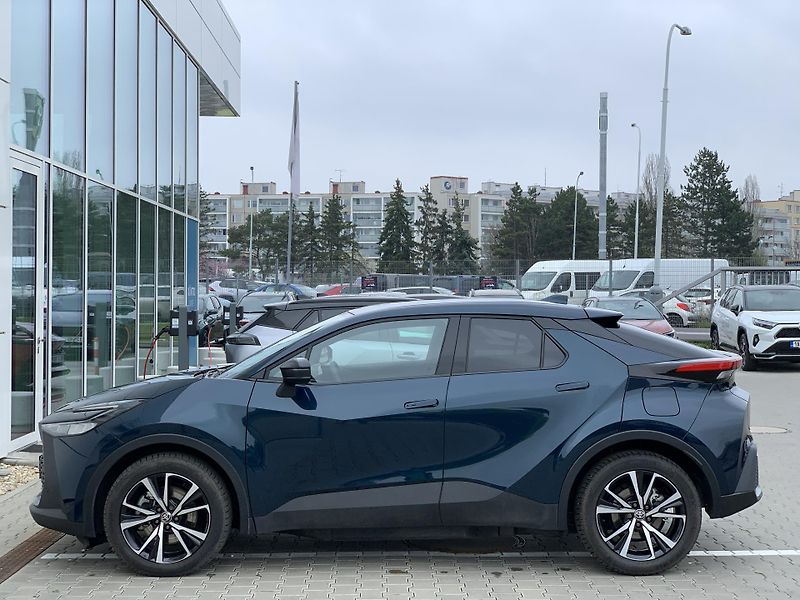 Toyota C-HR STYLE 2.0 PHEV 223k e-CVT - fotka 4 z 26