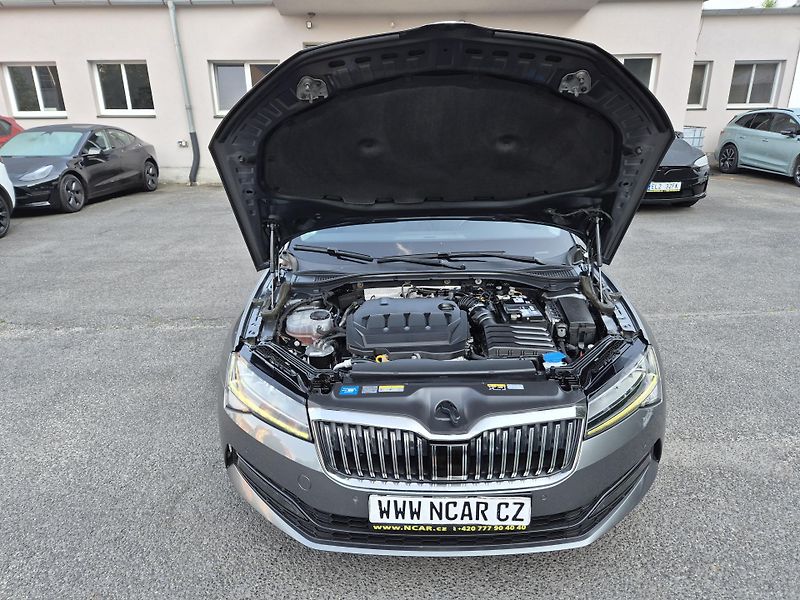 Škoda Superb Combi 2,0TDi DSG 110kw 17ALU - fotka 18 z 44
