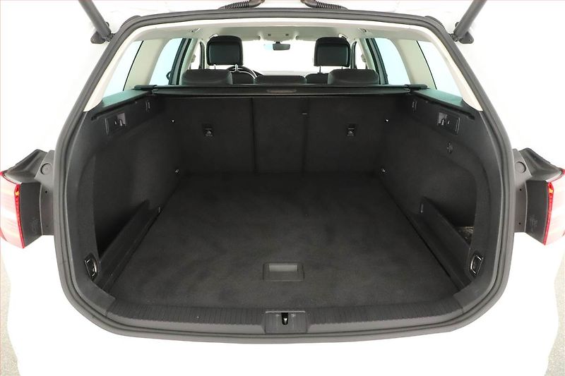 Volkswagen Passat (2018) R-Line 2.0 TDI, Automat, Kůže - fotka 19 z 20