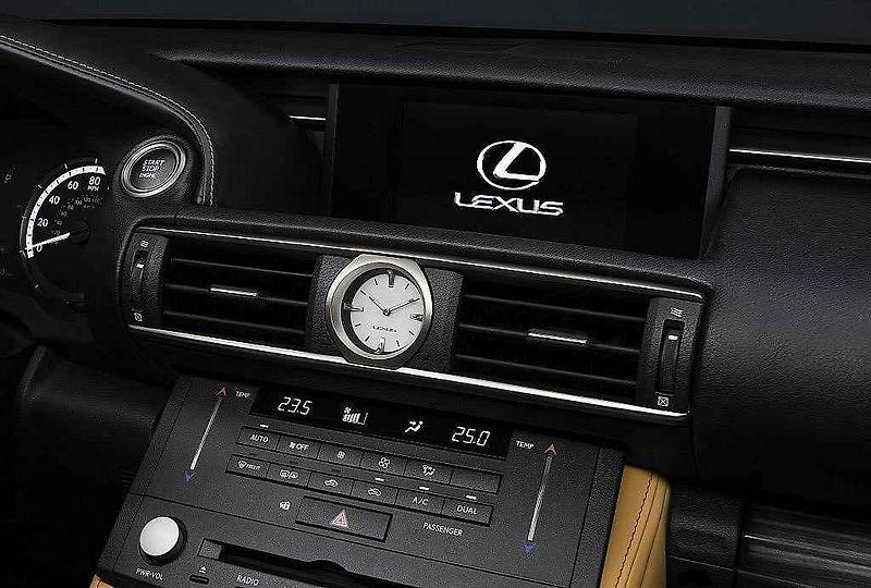 Lexus RC.