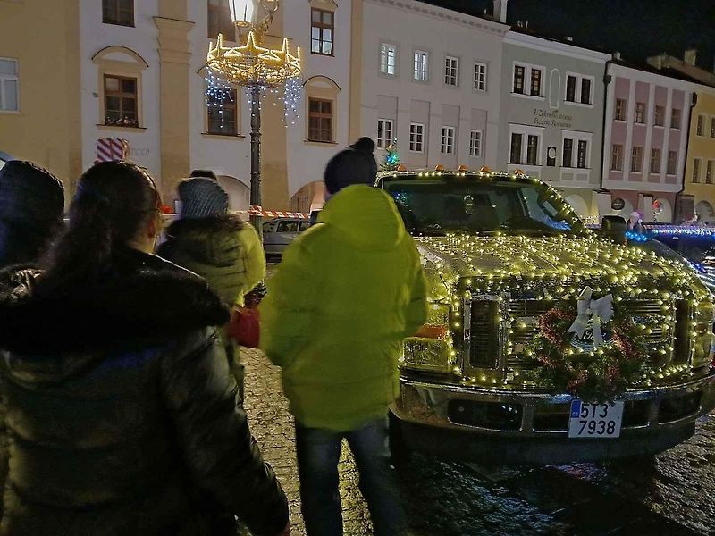 Sraz vánočně nazdobených aut v Kroměříži (prosinec 2024)