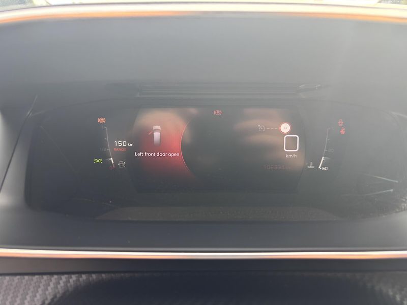Peugeot 2008 (2021) GT PureTech 130k MAN6 - fotka 17 z 20