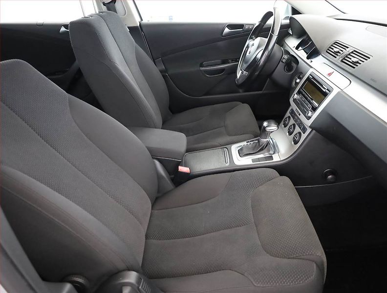 Volkswagen Passat (2009) 2.0 TDI, Automat, po STK - fotka 7 z 16