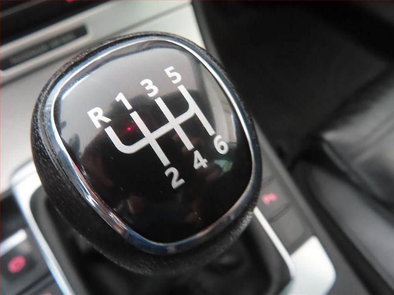 Volkswagen Passat (2011) 2.0 TDI, Navi, Tempomat - fotka 12 z 14