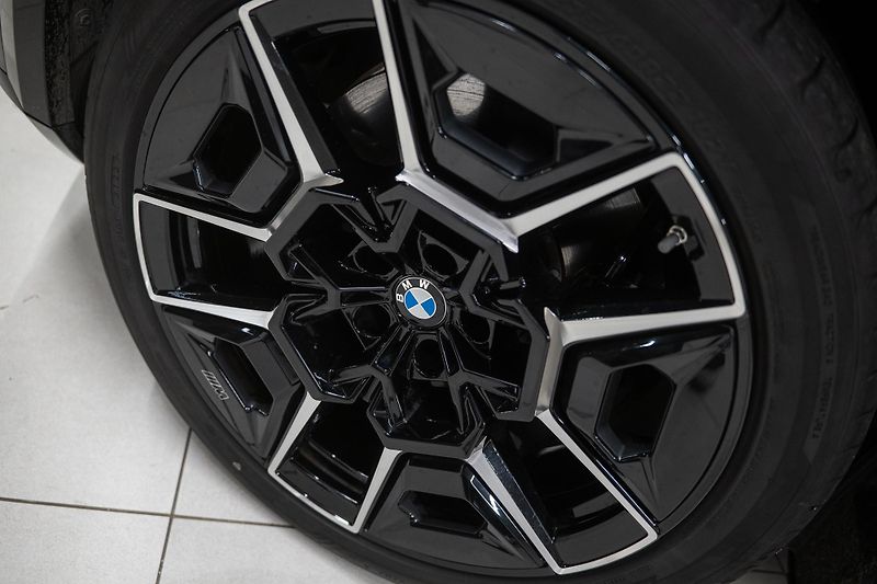 BMW XM (2025) 50e MASÁŽ PANORAMA B&W TAŽNÉ   - fotka 7 z 37