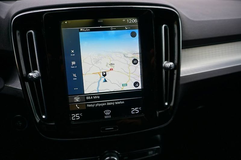 Volvo XC40 (2018) - fotka 16 z 35